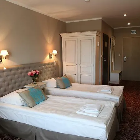 Feriested Riviera Airport Modlin 4*